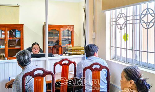 Người dân đăng ký giao dịch bảo đảm tại xã Năm Căn.