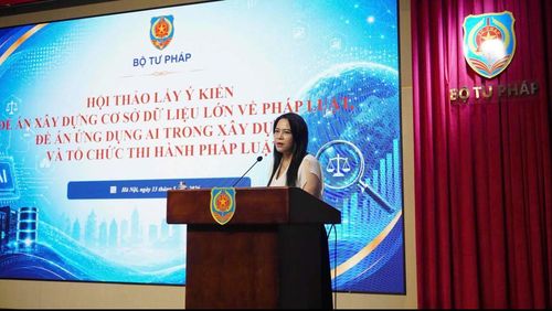 TS. Chu Thị Hoa, Phó Viện trưởng Viện Chiến lược và Khoa học pháp lý, Bộ Tư pháp báo cáo tại Hội thảo.