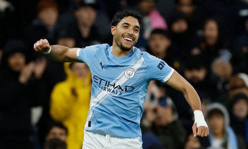 Man City chỉ kém Arsenal 2 điểm. (Ảnh: Reuters)