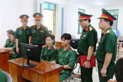 Ban Giám hiệu Trường Quân sự Bộ Tư lệnh Thủ đô kiểm tra nội dung học tập lớp "Bình dân học vụ số". Ảnh: Minh Quân