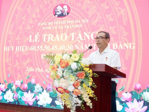 Đồng chí Nguyễn Hữu Kim, đảng viên Chi bộ thôn Hòa Bình 1, xã Trần Phú phát biểu tại buổi lễ. Ảnh: Hồng Đào