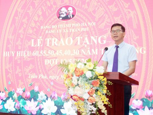 Bí thư Đảng ủy, Chủ tịch HĐND xã Nguyễn Nguyên Hùng phát biểu. Ảnh: Hồng Đào