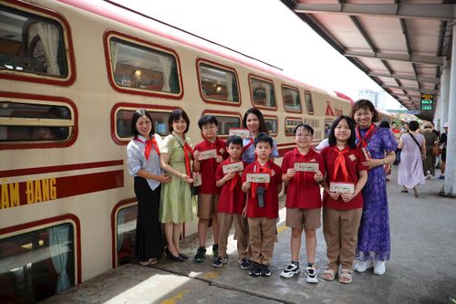 Chuyến tàu 5 cửa ô mang theo hành trình ý nghĩa của các thế hệ đội viên. Ảnh: Hoa Thành