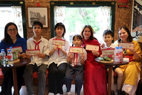 Cô giáo và các trò nhỏ của trường chuyên biệt PTCS Xã Đàn. Ảnh: Hoa Thành