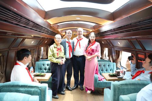 Một khoang tàu dành cho chuyến hành trình đặc biệt. Ảnh: Hoa Thành