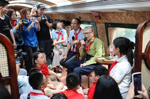 Nhà giáo Nhân dân, Anh hùng Lao động Nguyễn Đức Thìn chia sẻ "sự tích phong trào nghìn việc tốt". Ảnh: Hoa Thành