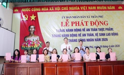 Đại diện các nhà trường, công ty, cơ sở sản xuất, kinh doanh thực phẩm trên địa bàn xã Trần Phú ký cam kết thực hiện nghiêm các quy định về an toàn thực phẩm. Ảnh: Hồng Đào