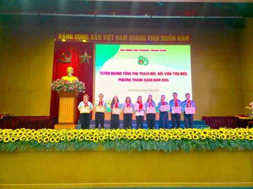 Phường Thanh Xuân tuyên dương các giáo viên Tổng phụ trách Đội tiêu biểu năm 2026. Ảnh: Tùng Lâm