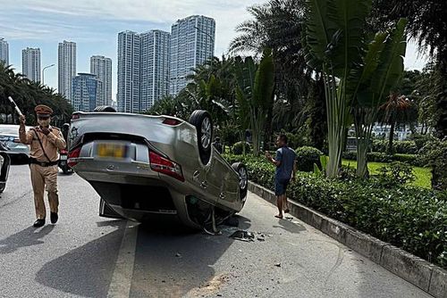 Một vụ ô tô ngửa bụng vừa xảy ra tại Hà Nội sau sự cố nổ lốp, lực lượng chức năng nhanh chóng có mặt phân luồng giao thông.