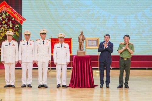 Thủ tướng Chính phủ Lê Minh Hưng và Bộ trưởng Bộ Công an Lương Tam Quang trao quà của Tổng Bí thư, Chủ tịch nước Tô Lâm cho lực lượng Công an TP Hải Phòng. Ảnh: Đàm Thanh