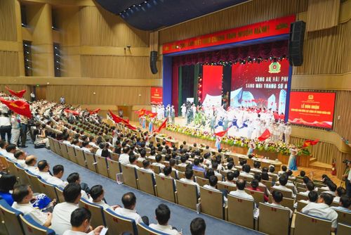 Quang cảnh Lễ đón nhận danh hiệu Anh hùng Lực lượng vũ trang Nhân dân. Ảnh: Đàm Thanh.