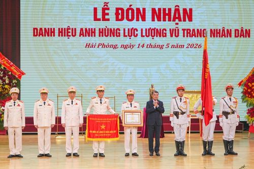 Thay mặt lãnh đạo Đảng, Nhà nước, Thủ tướng Chính phủ Lê Minh Hưng trao Danh hiệu Anh hùng Lực lượng vũ trang Nhân dân giai đoạn 2015 - 2025 cho Công an TP Hải Phòng. Ảnh: Đàm Thanh