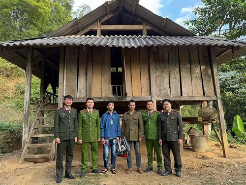 Công an xã Trung Sơn thăm một gia đình có hoàn cảnh khó khăn.