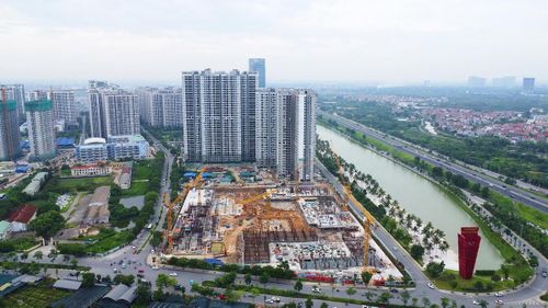 Tại Hà Nội, vắng bóng phân khúc căn hộ chung cư vừa túi tiền. Ảnh: VH