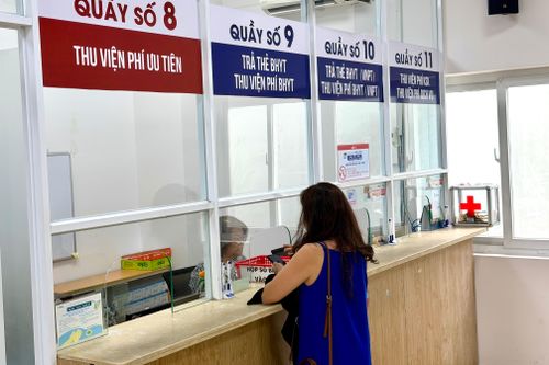  Nhiều người lao động chỉ phát hiện công ty nợ BHYT vào thời điểm họ cần khám chữa bệnh, nhập viện hoặc điều trị dài ngày. Ảnh được chụp tại Bệnh viện Đa khoa Bưu Điện (TP.HCM) chiều 14-5. Ảnh: HUỲNH THƠ 