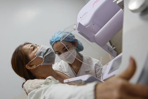 Một người đang tầm soát ung thư vú bằng máy chụp nhũ ảnh 3D. Ảnh: Duy Hiệu.