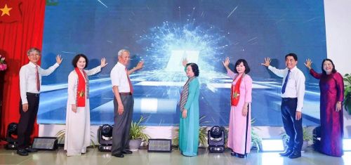 Các đại biểu thực hiện nghi thức khai mạc triển lãm "Sen trong đá"
