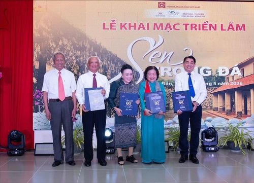 Hội Di sản Văn hóa Việt Nam tặng quà cho các đơn vị và cá nhân tại lễ khai mạc Triển lãm