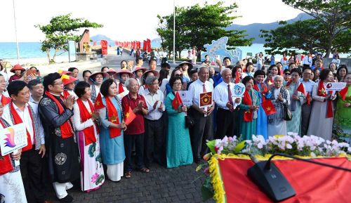 Các đại biểu thực hiện nghi thức lễ "Ước nguyện hòa bình"