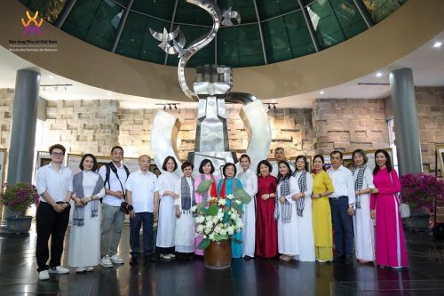 Các đại biểu tham dự Triển lãm