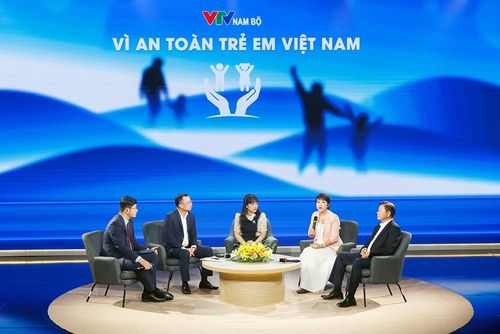 Các đại biểu chia sẻ tại tọa đàm