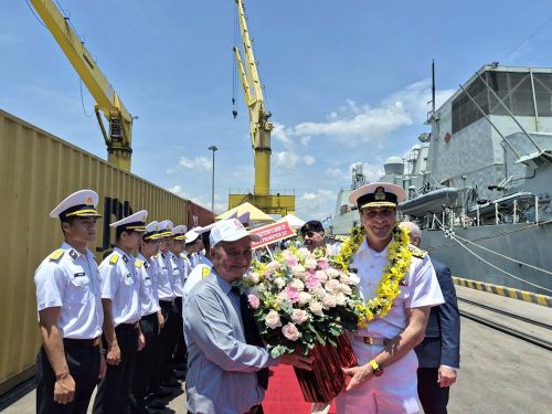 Lễ đón được tổ chức trang trọng tại cầu cảng Tiên Sa