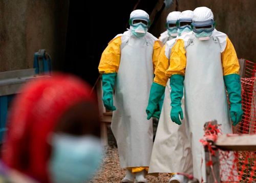 Các nhân viên y tế mặc đồ bảo hộ tại một trung tâm điều trị Ebola ở Beni, Cộng hòa Dân chủ Congo, trong đợt bùng phát dịch năm 2019