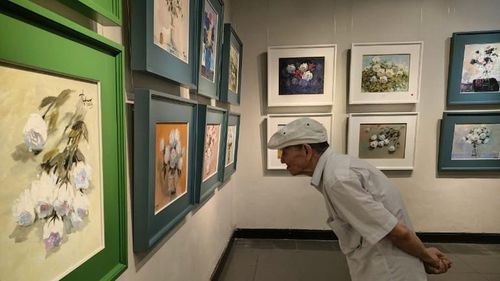 Công chúng thưởng thức tác phẩm của họa sĩ Quỳnh Thơm. Ảnh: Tạp chí Mỹ thuật