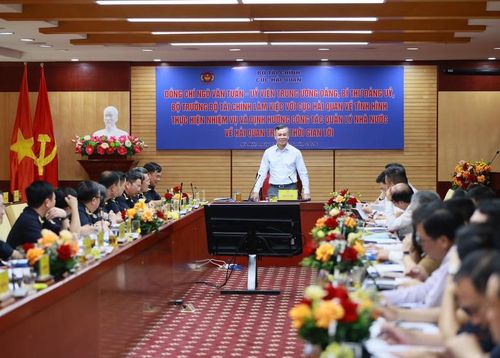 Bộ trưởng Bộ Tài chính Ngô Văn Tuấn chủ trì cuộc họp về tình hình thực hiện nhiệm vụ và định hướng thời gian tới của Cục Hải quan. Ảnh: VGP/HT