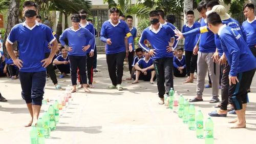 Các học viên tham gia trò chơi tại cơ sở cai nghiện.