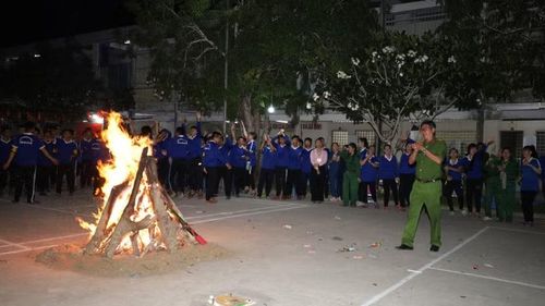 Học viên tham gia sinh hoạt đốt lửa trại tại cơ sở cai nghiện.