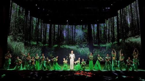 Chương trình là bản hòa ca nghệ thuật về con người và thiên nhiên. (Ảnh: HÒA NGUYỄN)