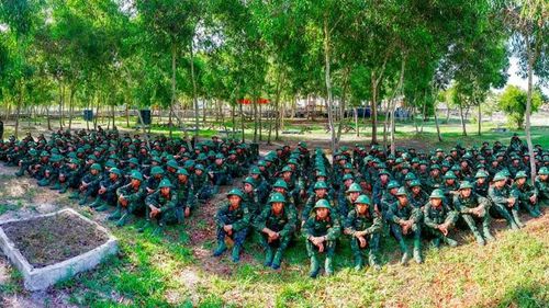 Cán bộ, chiến sĩ Tiểu đoàn 512, Trung đoàn 892 xem các tiết mục văn nghệ.