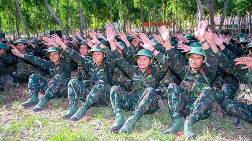 Cán bộ, chiến sĩ Tiểu đoàn 512, Trung đoàn 892 cổ vũ các tiết mục văn nghệ.