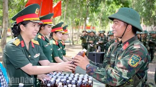 Cán bộ, hội viên phụ nữ lực lượng vũ trang tỉnh An Giang cùng đoàn viên thanh niên địa phương đã trao tặng nước uống phục vụ huấn luyện cho cán bộ, chiến sĩ Tiểu đoàn 512, Trung đoàn 892.