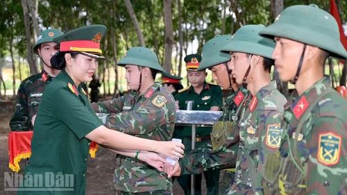 Hội Phụ nữ cơ quan Bộ Chỉ huy quân sự tỉnh An Giang trao tặng quà cho chiến sĩ mới có hoàn cảnh khó khăn thuộc Tiểu đoàn 512, Trung đoàn 892.