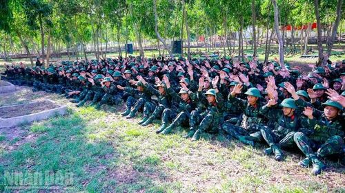 Cán bộ, chiến sĩ Tiểu đoàn 512, Trung đoàn 892 hào hứng cổ vũ các tiết mục văn nghệ.