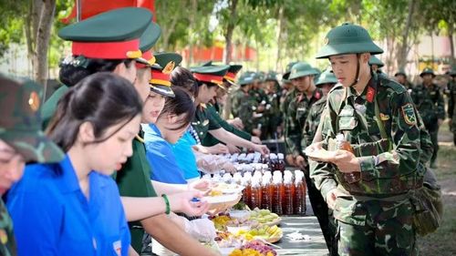 Cán bộ, hội viên phụ nữ lực lượng vũ trang tỉnh An Giang cùng đoàn viên thanh niên địa phương đã trao tặng nước uống, bánh ngọt, trái cây phục vụ huấn luyện cho cán bộ, chiến sĩ Tiểu đoàn 512, Trung đoàn 892.