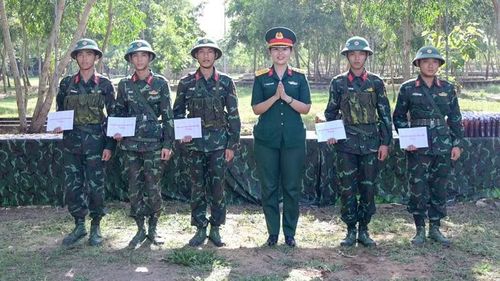Hội Phụ nữ cơ quan Bộ Chỉ huy quân sự tỉnh An Giang trao tặng quà cho chiến sĩ mới có hoàn cảnh khó khăn thuộc Tiểu đoàn 512, Trung đoàn 892.