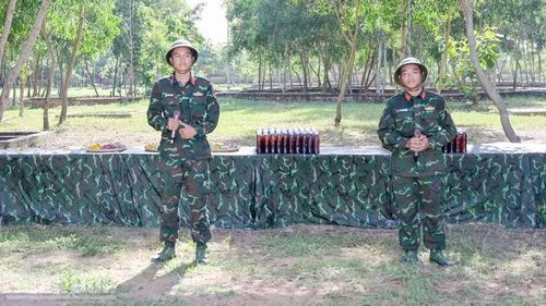 Cán bộ, chiến sĩ Tiểu đoàn 512, Trung đoàn 892 trình diễn các tiết mục văn nghệ.