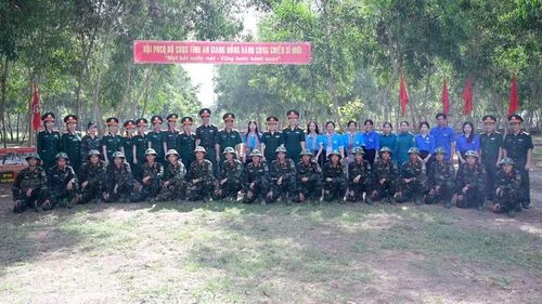Cán bộ, hội viên phụ nữ lực lượng vũ trang tỉnh An Giang cùng đoàn viên thanh niên địa phương tổ chức chương trình “Bát nước thao trường” tại Tiểu đoàn 512, Trung đoàn 892.