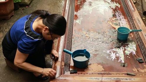 Một công đoạn trong quy trình khảm trai.