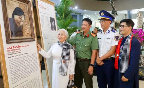 Khách tham quan Triển lãm "Sen trong đá". (Ảnh: Bảo tàng Phụ nữ Việt Nam)