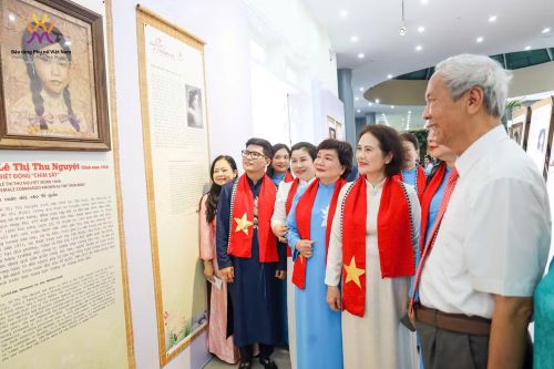 Các đại biểu xem triển lãm. (Ảnh: Bảo tàng Phụ nữ Việt Nam)