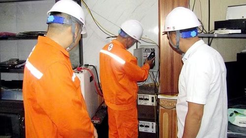 Nhân viên điện lực kiểm tra thông số kỹ thuật cho khách hàng tự sản xuất, sử dụng điện mặt trời.