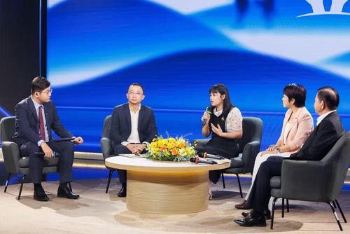 Các đại biểu, chuyên gia chia sẻ tại tọa đàm.