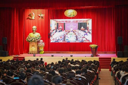 Các đại biểu xem video clip tóm tắt các hoạt động khoa học của Học viện Chính trị quốc gia Hồ Chí Minh giai đoạn vừa qua. (Ảnh: BẢO LONG)