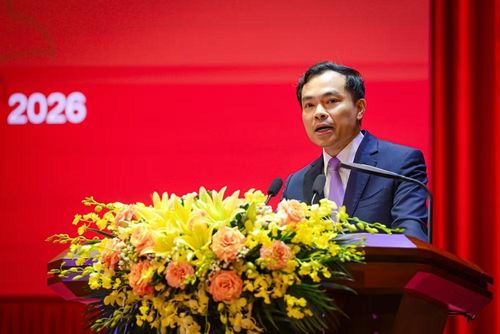 Đồng chí Nguyễn Mạnh Hùng, Phó Giám đốc Học viện Chính trị quốc gia Hồ Chí Minh gửi lời chúc sức khỏe đến toàn thể cán bộ, nhà khoa học của Học viện.