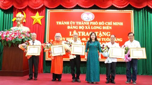  Lãnh đạo Đảng ủy xã Long Điền trao Huy hiệu Đảng cho các đảng viên 