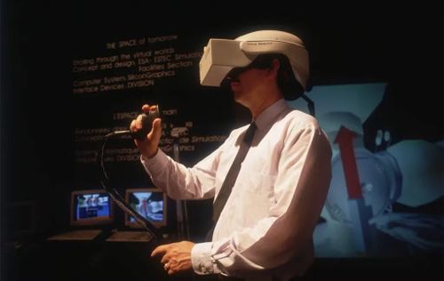 Làn sóng VR đầu tiên bùng nổ vào thập niên 1990 với các máy chơi game thùng và kính VR đời đầu, nhưng công nghệ thời đó chưa đủ hoàn thiện khi thiết bị quá nặng, hình ảnh giật lag và dễ gây chóng mặt khiến thị trường nhanh chóng hạ nhiệt.